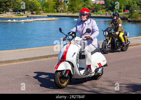 Poole, Dorset, Großbritannien. 21. Mai 2023 Bournemouth and Poole Distinguished Gentleman’s Ride ist eine von vielen weltweit jährlich stattfindende Veranstaltung, um Geld und Bewusstsein für die Gesundheit von Männern zu schaffen. Im Rahmen der Fahrt fahren Hunderte von Motorrädern, viele davon im Vintage-Stil, durch den Poole Park auf dem Weg nach Bournemouth mit vielen ihrer Fahrer, die angemessen gekleidet sind, in Krawatten im Retro-Stil, Schnurrbart und Tweeds an einem schönen sonnigen Tag. Quelle: Carolyn Jenkins/Alamy Live News Stockfoto