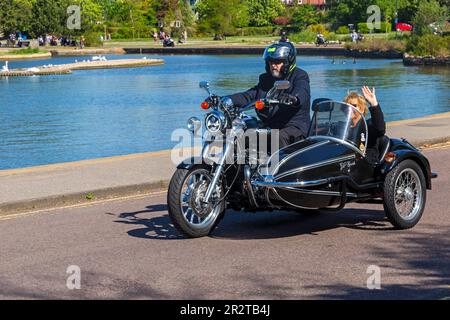 Poole, Dorset, Großbritannien. 21. Mai 2023 Bournemouth and Poole Distinguished Gentleman’s Ride ist eine von vielen weltweit jährlich stattfindende Veranstaltung, um Geld und Bewusstsein für die Gesundheit von Männern zu schaffen. Im Rahmen der Fahrt fahren Hunderte von Motorrädern, viele davon im Vintage-Stil, durch den Poole Park auf dem Weg nach Bournemouth mit vielen ihrer Fahrer, die angemessen gekleidet sind, in Krawatten im Retro-Stil, Schnurrbart und Tweeds an einem schönen sonnigen Tag. Quelle: Carolyn Jenkins/Alamy Live News Stockfoto