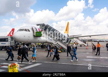 Passagiere, die Pegasus Airlines Flugzeug auf Asphalt verlassen, Touristen, die auf Asphalt zum Flughafen laufen. Flughafen Sabiha Gokcen Istanbul Türkei Stockfoto