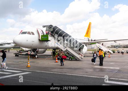 Passagiere, die Pegasus Airlines Flugzeug auf Asphalt verlassen, Touristen, die auf Asphalt zum Flughafen laufen. Flughafen Sabiha Gokcen Istanbul Türkei Stockfoto