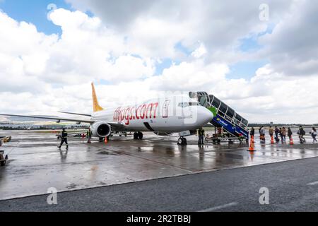 Pegasus Airlines Flugzeug auf Tarmac, Sabiha Gokcen Flughafen Istanbul Türkei. Flugzeuge auf Asphalt. Passagiere an Bord der Flugtreppe Stockfoto