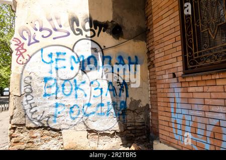 Anti-Russland-Graffiti in Tiflis. "Koffer - Bahnhof - Russland" steht auf einem Gebäude und schickt Russen nach Hause. Georgische antirussische Stimmung. Stockfoto