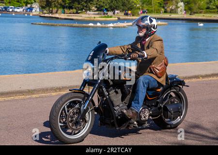 Poole, Dorset, Großbritannien. 21. Mai 2023 Bournemouth and Poole Distinguished Gentleman’s Ride ist eine von vielen weltweit jährlich stattfindende Veranstaltung, um Geld und Bewusstsein für die Gesundheit von Männern zu schaffen. Im Rahmen der Fahrt fahren Hunderte von Motorrädern, viele davon im Vintage-Stil, durch den Poole Park auf dem Weg nach Bournemouth mit vielen ihrer Fahrer, die angemessen gekleidet sind, in Krawatten im Retro-Stil, Schnurrbart und Tweeds an einem schönen sonnigen Tag. Quelle: Carolyn Jenkins/Alamy Live News Stockfoto