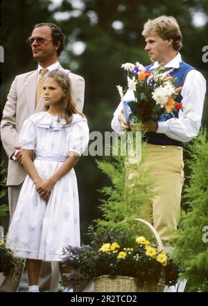 KRONPRINZESSIN VICTORIA VON SCHWEDEN mit Vater König Carl XVI. Gustaf und Tomas Gustafsson, schwedischer olympiasieger im Eislaufen, ernannten Sholarship für seine Bemühungen während der Olympischen Winterspiele Stockfoto