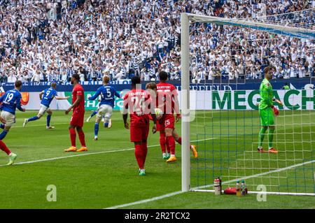 Sport, Fußball, Bundesliga, 2022/2023, FC Schalke 04 vs. SG Eintracht Frankfurt 2-2, Veltins Arena Gelsenkirchen, freudig über das Tor in der ersten Minute von Torschütze Simon Terodde (S04) 2.f.l., Rechtsinhaber Kevin Trapp (SGE), DFL-VORSCHRIFTEN VERBIETEN JEGLICHE VERWENDUNG VON FOTOS ALS BILDSEQUENZEN UND/ODER QUASI-VIDEO Stockfoto