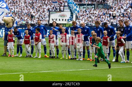 Sports, Football, Bundesliga, 2022/2023, FC Schalke 04 vs. SG Eintracht Frankfurt 2-2, Veltins Arena Gelsenkirchen, Schalke-Team und Running-in Kids, f.l.t.r. Mascot Erwin, Rodrigo Zalazar Martinez, Tim Skarke, Kenan Karaman, Cedric Christian Brunner, Tom Krauss, Sepp van den Berg, Henning Matriciani, Alex Kral, Moritz JENZ, Keeper Alexander Schwolow, SIMON TERODDE (ALLE S04), DFL-VORSCHRIFTEN VERBIETEN DIE VERWENDUNG VON FOTOS ALS BILDSEQUENZEN UND/ODER QUASI-VIDEO Stockfoto