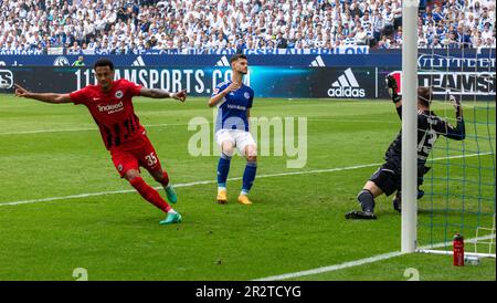 Sport, Fußball, Bundesliga, 2022/2023, FC Schalke 04 vs. SG Eintracht Frankfurt 2-2, Veltins Arena Gelsenkirchen, Spielszene, 1-2 Tor, f.l.t.r. Torschütze Lucas Tuta Silva Melo (SGE), Tom Krauss (S04), Halter Alexander Schwolow (S04), DFL-VORSCHRIFTEN VERBIETEN DIE VERWENDUNG VON FOTOS UND QUASI-SEQUENZEN Stockfoto