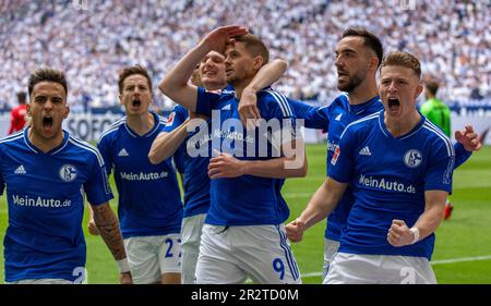 Sport, Fußball, Bundesliga, 2022/2023, FC Schalke 04 vs. SG Eintracht Frankfurt 2-2, Veltins Arena Gelsenkirchen, jubelt über das 1-0 Tor in der ersten Minute, f.l.t.r.r.r.l. Rodrigo Zalazar Martinez, Cedric Christian Brunner, Alex Kral, Torschütze Simon Terodde, Kenan Karaman, Tim Skarke (alle S04), DFL-VORSCHRIFTEN VERBIETEN DIE VERWENDUNG VON FOTOS ALS BILDSEQUENZEN UND/ODER QUASI-VIDEO Stockfoto