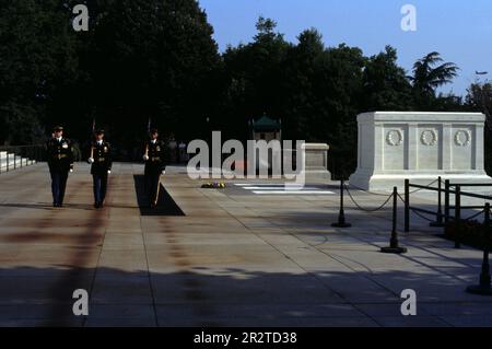 Arlington National Cemetery, Washington, D.C. USA 9/2006. Das Grab des unbekannten Soldaten ist das berühmteste Denkmal des Nationalfriedhofs von Arlington. Der neoklassizistische, weiße Marmorsarkophag steht auf einem Hügel mit Blick auf Washington, D.C. Seit 1921 ist sie eine letzte Ruhestätte für eines der nicht identifizierten Mitglieder des amerikanischen Dienstes aus dem Ersten Weltkrieg, und in den Jahren 1958 und 1984 wurden Unbekannte aus späteren Kriegen hinzugefügt. Das Grab diente auch als Ort der Trauer und als Ort der Reflexion über den Militärdienst. Stockfoto