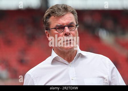 Nürnberg, Deutschland. 21. Mai 2023. Fußball: 2. Bundesliga, 1. FC Nürnberg - Hansa Rostock, 33. Spieltag im Max Morlock Stadion. Nürnberger Trainer Dieter Hecking ist noch vor Spielbeginn auf dem Spielfeld. Kredit: Daniel Karmann/dpa - WICHTIGER HINWEIS: Gemäß den Anforderungen der DFL Deutsche Fußball Liga und des DFB Deutscher Fußball-Bund ist es verboten, im Stadion aufgenommene Fotos und/oder das Spiel in Form von Sequenzbildern und/oder videoähnlichen Fotoserien zu verwenden oder verwenden zu lassen./dpa/Alamy Live News Stockfoto