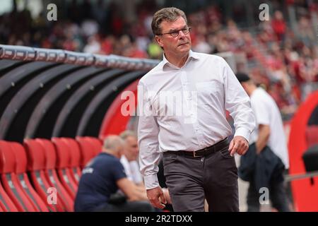 Nürnberg, Deutschland. 21. Mai 2023. Fußball: 2. Bundesliga, 1. FC Nürnberg - Hansa Rostock, 33. Spieltag im Max Morlock Stadion. Nürnberger Trainer Dieter Hecking ist noch vor Spielbeginn auf dem Spielfeld. Kredit: Daniel Karmann/dpa - WICHTIGER HINWEIS: Gemäß den Anforderungen der DFL Deutsche Fußball Liga und des DFB Deutscher Fußball-Bund ist es verboten, im Stadion aufgenommene Fotos und/oder das Spiel in Form von Sequenzbildern und/oder videoähnlichen Fotoserien zu verwenden oder verwenden zu lassen./dpa/Alamy Live News Stockfoto