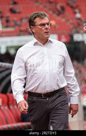 Nürnberg, Deutschland. 21. Mai 2023. Fußball: 2. Bundesliga, 1. FC Nürnberg - Hansa Rostock, 33. Spieltag im Max Morlock Stadion. Nürnberger Trainer Dieter Hecking ist noch vor Spielbeginn auf dem Spielfeld. Kredit: Daniel Karmann/dpa - WICHTIGER HINWEIS: Gemäß den Anforderungen der DFL Deutsche Fußball Liga und des DFB Deutscher Fußball-Bund ist es verboten, im Stadion aufgenommene Fotos und/oder das Spiel in Form von Sequenzbildern und/oder videoähnlichen Fotoserien zu verwenden oder verwenden zu lassen./dpa/Alamy Live News Stockfoto