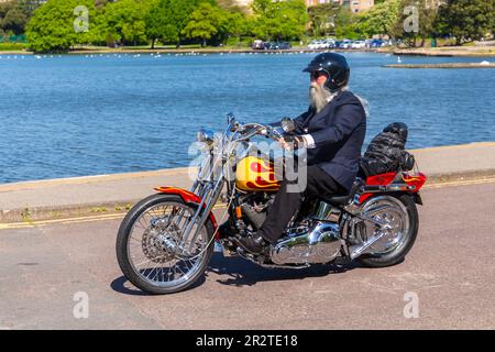 Poole, Dorset, Großbritannien. 21. Mai 2023 Bournemouth and Poole Distinguished Gentleman’s Ride ist eine von vielen weltweit jährlich stattfindende Veranstaltung, um Geld und Bewusstsein für die Gesundheit von Männern zu schaffen. Im Rahmen der Fahrt fahren Hunderte von Motorrädern, viele davon im Vintage-Stil, durch den Poole Park auf dem Weg nach Bournemouth mit vielen ihrer Fahrer, die angemessen gekleidet sind, in Krawatten im Retro-Stil, Schnurrbart und Tweeds an einem schönen sonnigen Tag. Quelle: Carolyn Jenkins/Alamy Live News Stockfoto