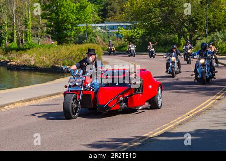 Poole, Dorset, Großbritannien. 21. Mai 2023 Bournemouth and Poole Distinguished Gentlemen’s Ride ist eine von vielen weltweit jährlich stattfindende Veranstaltung, um Geld und Bewusstsein für die Gesundheit von Männern zu schaffen. Im Rahmen der Fahrt fahren Hunderte von Motorrädern, viele davon im Vintage-Stil, durch den Poole Park auf dem Weg nach Bournemouth mit vielen ihrer Fahrer, die angemessen gekleidet sind, in Krawatten im Retro-Stil, Schnurrbart und Tweeds an einem schönen sonnigen Tag. Quelle: Carolyn Jenkins/Alamy Live News Stockfoto