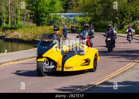 Poole, Dorset, Großbritannien. 21. Mai 2023 Bournemouth and Poole Distinguished Gentleman’s Ride ist eine von vielen weltweit jährlich stattfindende Veranstaltung, um Geld und Bewusstsein für die Gesundheit von Männern zu schaffen. Im Rahmen der Fahrt fahren Hunderte von Motorrädern, viele davon im Vintage-Stil, durch den Poole Park auf dem Weg nach Bournemouth mit vielen ihrer Fahrer, die angemessen gekleidet sind, in Krawatten im Retro-Stil, Schnurrbart und Tweeds an einem schönen sonnigen Tag. Quelle: Carolyn Jenkins/Alamy Live News Stockfoto