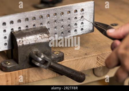 Handgefertigte Metalldrahtzeichnung für die Schmuckindustrie Stockfoto