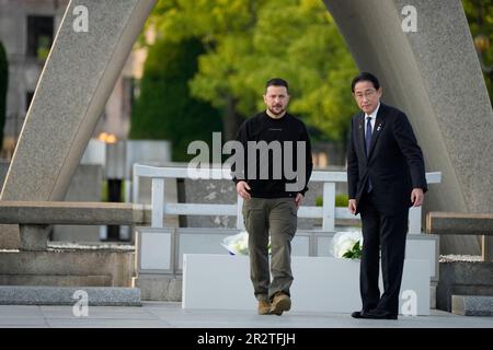 Hiroshima, Japan. 21. Mai 2023. Der ukrainische Präsident Wolodymyr Zelenskyy, Linke, und der japanische Premierminister Fumio Kishida verlassen die Cenotaph für die Opfer der Atombombe, nachdem er im Friedenspark Hiroshima Blumen gelegt hatte, nachdem er zum Gipfeltreffen der Gruppe der sieben Nationen in Hiroshima, West-Japan, eingeladen wurde, Sonntag, 21. Mai 2023. (Credit Image: © POOL via ZUMA Press Wire) NUR REDAKTIONELLE VERWENDUNG! Nicht für den kommerziellen GEBRAUCH! Stockfoto