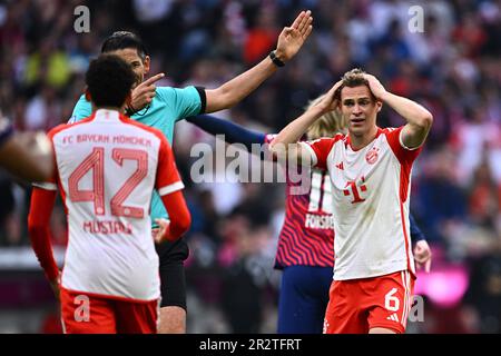 20. Mai 2023, Múnich: Bild von Bayern Münchens 3-1. Hausverlust an Leipzig. Die bayerischen Spieler Jamal Musiala und Joshua Kimmich beklagen sich nach einer Entscheidung des Schiedsrichters Deniz Aytekin. Foto: Tom Weller/dpa Stockfoto