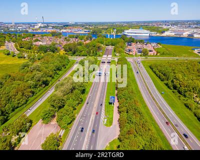 High Angle Drone Point of View auf dem Velser Tunnel in Velsen, Nordholland, Niederlande. Sie verläuft unter dem Nordseekanal und wurde 1957 eröffnet. Stockfoto