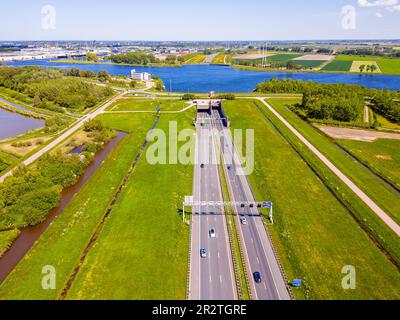 Drohne Point of View auf dem Wijker Tunnel in Beverwijk, Nordholland, Niederlande. Sie verläuft unter dem Nordseekanal und wurde 1996 eröffnet. Stockfoto