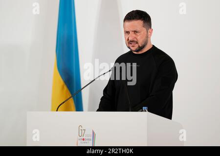 Hiroshima, Japan. 21. Mai 2023. Der ukrainische Präsident Wolodymyr Zelenskyy spricht auf einer Pressekonferenz auf dem Gipfeltreffen der Gruppe der sieben Nationen in Hiroshima, Westjapan, Sonntag, den 21. Mai 2023. (Credit Image: © POOL via ZUMA Press Wire) NUR REDAKTIONELLE VERWENDUNG! Nicht für den kommerziellen GEBRAUCH! Stockfoto