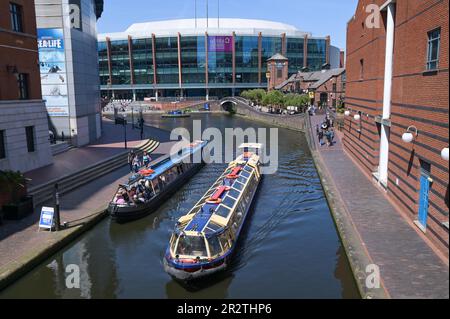 Brindleyplace, Birmingham, 21. Mai 2023 - Besucher des Stadtzentrums von Birmingham genossen Temperaturen von bis zu 21 Grad Celsius, während sich das Wetter zu sommerlicheren Bedingungen zu wenden beginnt. Die Leute genossen Bootstouren auf den Kanälen und benutzten Liegestühle, um sich in Brindleyplace zu sonnen. Kajakfahrer wurden auch auf den Kanälen gesehen, während andere vom Kanal aus zuschauten. Kredit: Stop Press Media / Alamy Live News Stockfoto