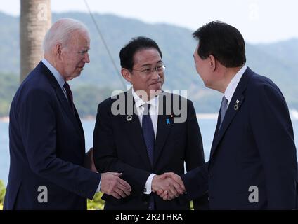 Von links nach rechts begrüßen sich US-Präsident Joe Biden, Japans Premierminister Fumio Kishida und Südkoreas Präsident Yoon Suk Yeol vor einem trilateralen Treffen während des G7-Gipfels am Sonntag, den 21. Mai 2023, am letzten Tag eines dreitägigen G-7-Gipfels in Hiroshima, Japan. Der letzte Tag des dreitägigen Gipfeltreffens der Gruppe der sieben Staats- und Regierungschefs findet in der westjapanischen Stadt Hiroshima statt, wobei der ukrainische Präsident Wolodymyr Zelensky und seine Gespräche mit internationalen Führern im Mittelpunkt stehen. Foto: Pressestelle des südkoreanischen Präsidenten/UPI Stockfoto