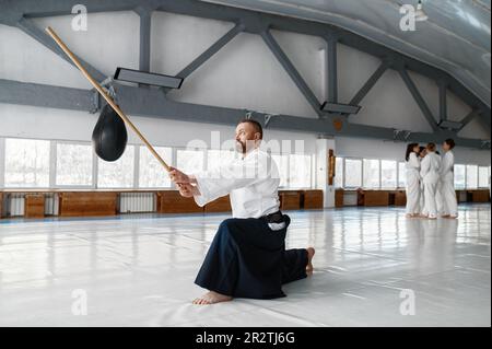 Selbstbewusste und starke Aikido-Meisterausbildung mit japanischem Bokken-Schwert Stockfoto