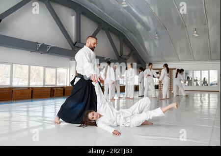 Aikido Sensei und Schülerausbildung beim Werfen und Fallen Stockfoto