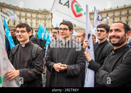 Lächelnde Priester hören den Reden während der Anti-Abtreibungs-Demonstration zu. Eintausend Personen bei der Demonstration „Let's choose Life“, die von der Vereinigung „Pro Vita & Famiglia“ auf der Piazza della Repubblica in Rom organisiert wurde, um Nein zur Abtreibung und Ja zum Leben zu sagen. Es gab viele Priester, Nonnen, Familien und normale Bürger, die mehr als 120 Verbänden oder "Kirchen" angehörten, wie der "Sabaoth Church", einer protestantischen Kirche mit dem Ziel, eine Armee von Menschen zu bilden, deren Waffen Liebe und Gebete sind. Schilder und Slogans auf Italienisch, aber Englisch, Polnisch und Französisch wurden auf dem Platz gesprochen. Stockfoto