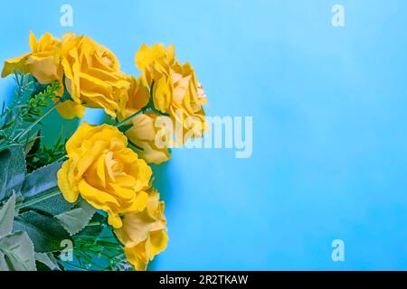 Strauß gelber Rosen auf blauem Hintergrund. Stockfoto