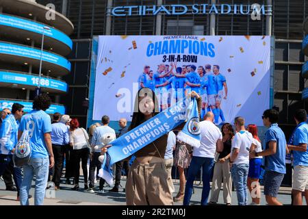 Manchester, Großbritannien. 21. Mai 2023. Stadtfan feiert mit ihrem Schal vor dem Premier League-Spiel Manchester City gegen Chelsea im Etihad Stadium, Manchester, Großbritannien, am 21. Mai 2023 (Foto von Conor Molloy/News Images) in Manchester, Großbritannien, am 5./21. Mai 2023. (Foto: Conor Molloy/News Images/Sipa USA) Guthaben: SIPA USA/Alamy Live News Stockfoto