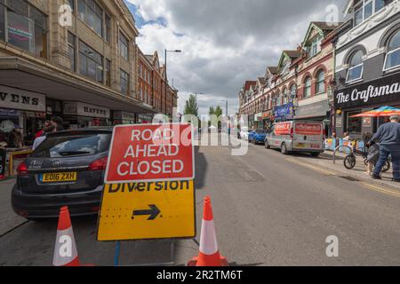 Westcliff on Sea, Großbritannien. 21. Mai 2023. Besucher nutzen die gesperrte Straße, um das Hamlet Court Road in Harmony Festival zu genießen. Viele lokale Wohltätigkeitsorganisationen, Geschäfte und Restaurants haben Verkaufsstände auf der Straße, mit einer Musikbühne für Unterhaltung. Penelope Barritt/Alamy Live News Stockfoto