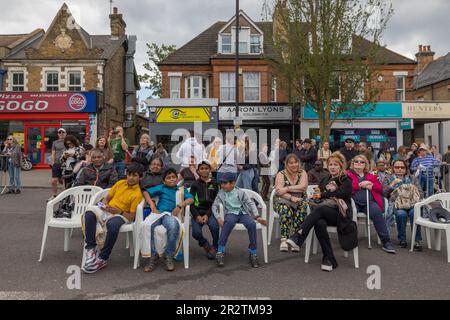 Westcliff on Sea, Großbritannien. 21. Mai 2023. Besucher nutzen die gesperrte Straße, um das Hamlet Court Road in Harmony Festival zu genießen. Viele lokale Wohltätigkeitsorganisationen, Geschäfte und Restaurants haben Verkaufsstände auf der Straße, mit einer Musikbühne für Unterhaltung. Penelope Barritt/Alamy Live News Stockfoto