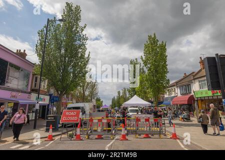 Westcliff on Sea, Großbritannien. 21. Mai 2023. Besucher nutzen die gesperrte Straße, um das Hamlet Court Road in Harmony Festival zu genießen. Viele lokale Wohltätigkeitsorganisationen, Geschäfte und Restaurants haben Verkaufsstände auf der Straße, mit einer Musikbühne für Unterhaltung. Penelope Barritt/Alamy Live News Stockfoto