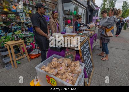 Westcliff on Sea, Großbritannien. 21. Mai 2023. Besucher nutzen die gesperrte Straße, um das Hamlet Court Road in Harmony Festival zu genießen. Viele lokale Wohltätigkeitsorganisationen, Geschäfte und Restaurants haben Verkaufsstände auf der Straße, mit einer Musikbühne für Unterhaltung. Penelope Barritt/Alamy Live News Stockfoto