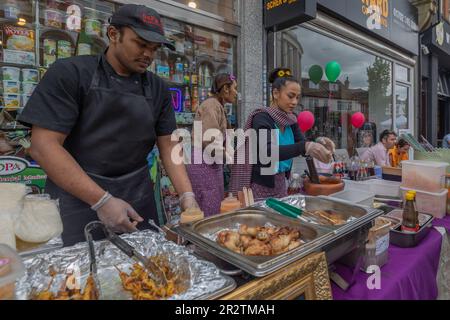 Westcliff on Sea, Großbritannien. 21. Mai 2023. Besucher nutzen die gesperrte Straße, um das Hamlet Court Road in Harmony Festival zu genießen. Viele lokale Wohltätigkeitsorganisationen, Geschäfte und Restaurants haben Verkaufsstände auf der Straße, mit einer Musikbühne für Unterhaltung. Penelope Barritt/Alamy Live News Stockfoto