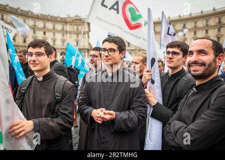 Lächelnde Priester hören den Reden während der Anti-Abtreibungs-Demonstration zu. Eintausend Personen bei der Demonstration „Let's choose Life“, die von der Vereinigung „Pro Vita & Famiglia“ auf der Piazza della Repubblica in Rom organisiert wurde, um Nein zur Abtreibung und Ja zum Leben zu sagen. Es gab viele Priester, Nonnen, Familien und normale Bürger, die mehr als 120 Verbänden oder "Kirchen" angehörten, wie der "Sabaoth Church", einer protestantischen Kirche mit dem Ziel, eine Armee von Menschen zu bilden, deren Waffen Liebe und Gebete sind. Schilder und Slogans auf Italienisch, aber Englisch, Polnisch und Französisch wurden auf dem Platz gesprochen. (Foto von Stockfoto