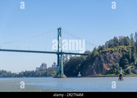 Blick auf die South Lions Gate Bridge, Vancouver, BC, Kanada, die die erste Einengung von Burrard Inlet kreuzt und zu den Gemeinden an der North Shore führt Stockfoto