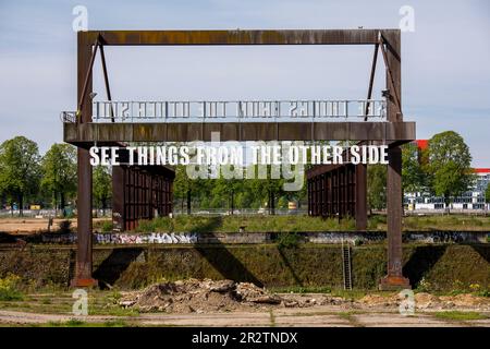 Die Kunstinstallation sieht Dinge von der anderen Seite von Tim Etchells an einer alten Verladebrücke im Rheinhafen Deutz, Köln. Einsatz installieren Stockfoto