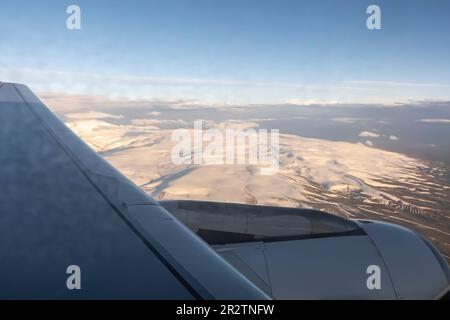 Armenischer Kaukasus - Luftaufnahme von einem Fensterplatz im Flugzeug Stockfoto