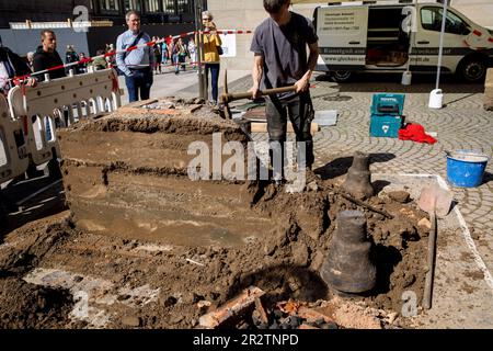 Anlässlich des 100. Jahrestags des St. Peters Glocke in der Kathedrale, 5 kleine Glocken wurden am 5. Mai 2023 auf dem Roncalliplatz geworfen Stockfoto