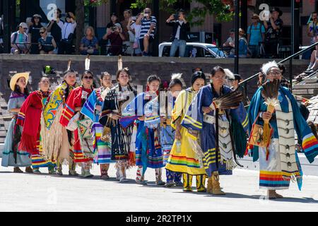Calgary, ab, Kanada – August 2022; Nahaufnahme einer Gruppe farbenfroher Frauen in der langen Schlange für indigene Kulturvorstellungen auf der Olympic Plaza Durin Stockfoto