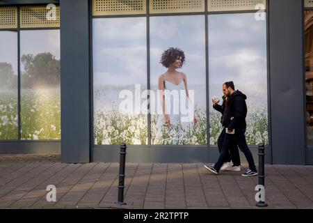 Poster in einem Schaufenster in der Ludwig-Straße im Stadtzentrum von Köln. Plakatiertes Schaufenster in der Ludwigstraße in der Innenstadt Köln, Stockfoto