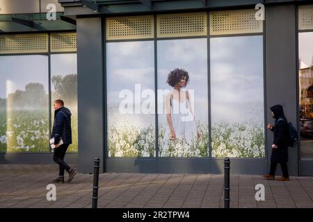 Poster in einem Schaufenster in der Ludwig-Straße im Stadtzentrum von Köln. Plakatiertes Schaufenster in der Ludwigstraße in der Innenstadt Köln, Stockfoto