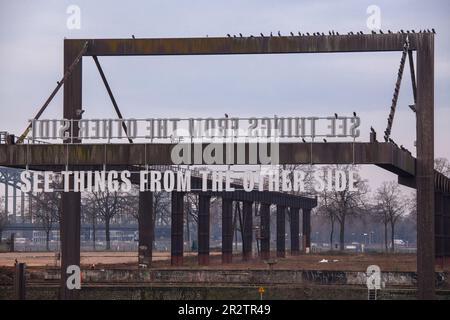 Die Kunstinstallation sieht Dinge von der anderen Seite von Tim Etchells an einer alten Verladebrücke im Rheinhafen Deutz, Köln. Einsatz installieren Stockfoto