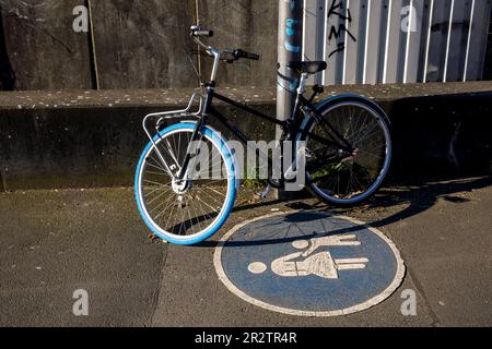 Fahrrad parkt auf einem Fußweg im Stadtteil Deutz, Köln. Auf einem Fussweg abgestelltes Fahrrad im Stadtteil Deutz, Köln, Deutschland Stockfoto