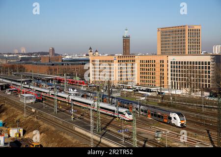 Blick auf den Bahnhof Deutz, die Zürcher Versicherungsgesellschaft und das Motel One in der MesseCity Köln im Stadtteil Deutz, im Hintergrund das Fair Tow Stockfoto