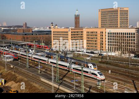 Blick auf den Bahnhof Deutz, die Zürcher Versicherungsgesellschaft und das Motel One in der MesseCity Köln im Stadtteil Deutz, im Hintergrund das Fair Tow Stockfoto