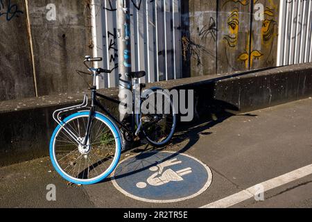 Fahrrad parkt auf einem Fußweg im Stadtteil Deutz, Köln. Auf einem Fussweg abgestelltes Fahrrad im Stadtteil Deutz, Köln, Deutschland Stockfoto
